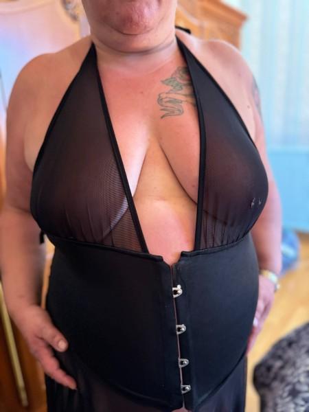 Madame M s'offre à vous pour un gang bang au club libertin la petite cheminée.