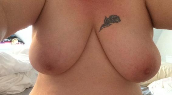 Lucinda de retour pour un gang bang au club libertin la petite cheminée Lucinda remonter comme un réveil pour prendre toujours bien plus